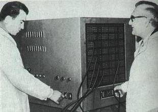 Muszka Dániel és Kalmár László a szegedi Kibernetikai Laboratórium logikai számítógépével.
